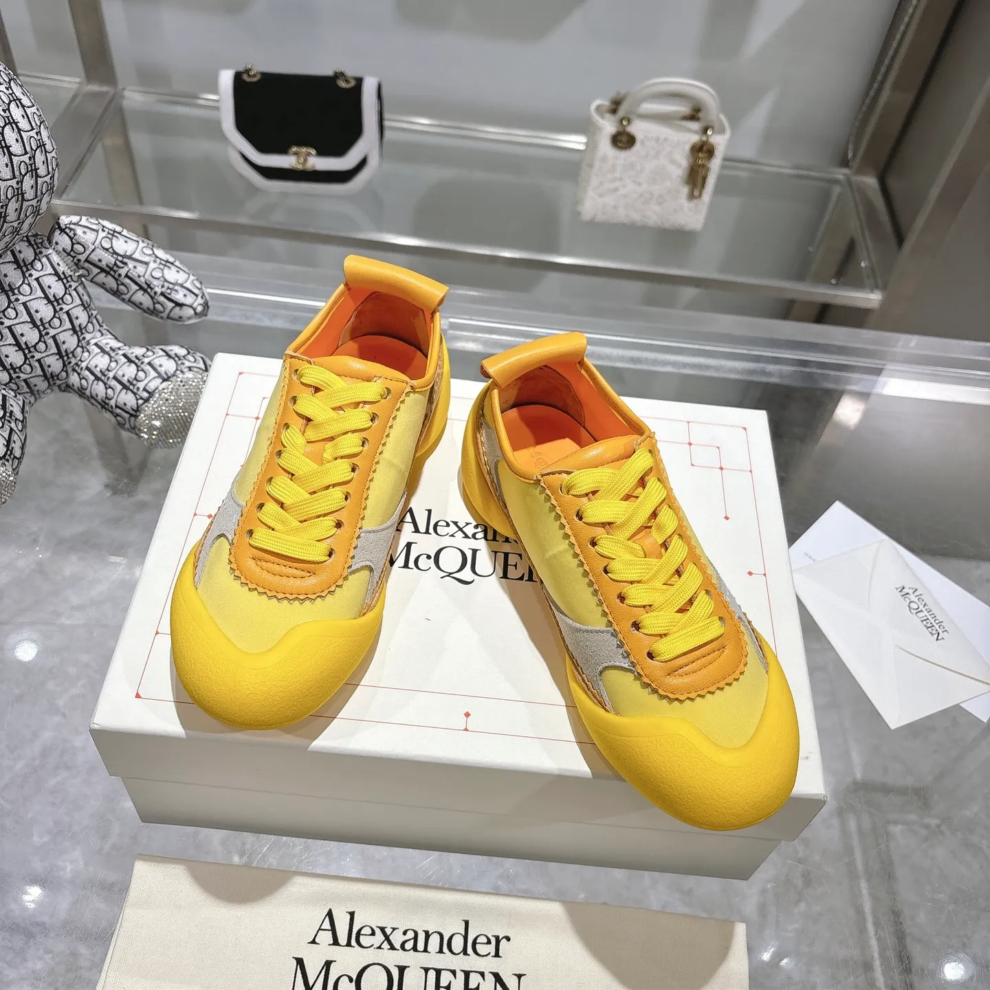 👟👟Ex-factory price 580👟👟 Men's size +10 2025 McQueen's new AIexanderMcQUEEN✅ The original quality has been certified! The original version is reproduced 1:1, and the latest products are available at the latest counters simultaneously. • McQueen logo • Round toe box • Lightweight segmented sole design, made of imported stretch breathable fabric + grained cowhide, soft inner lining and insole, comfortable for walking and not stuffy on the feet. Five colors: black and white • white • apricot • black brown • yellow Fabric: grained cowhide + stretch fabric + cow suede Insole: imported sheepskin Women’s model: 35–40 (40 for women is non-refundable) Men’s model: 40-45 (45 for men is non-refundable) Women’s model: (men’s model +10)